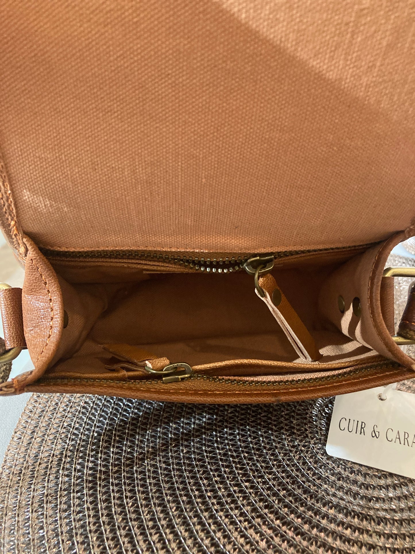 Sac bandoulière en cuir de chèvre – Élégance et qualité artisanale.