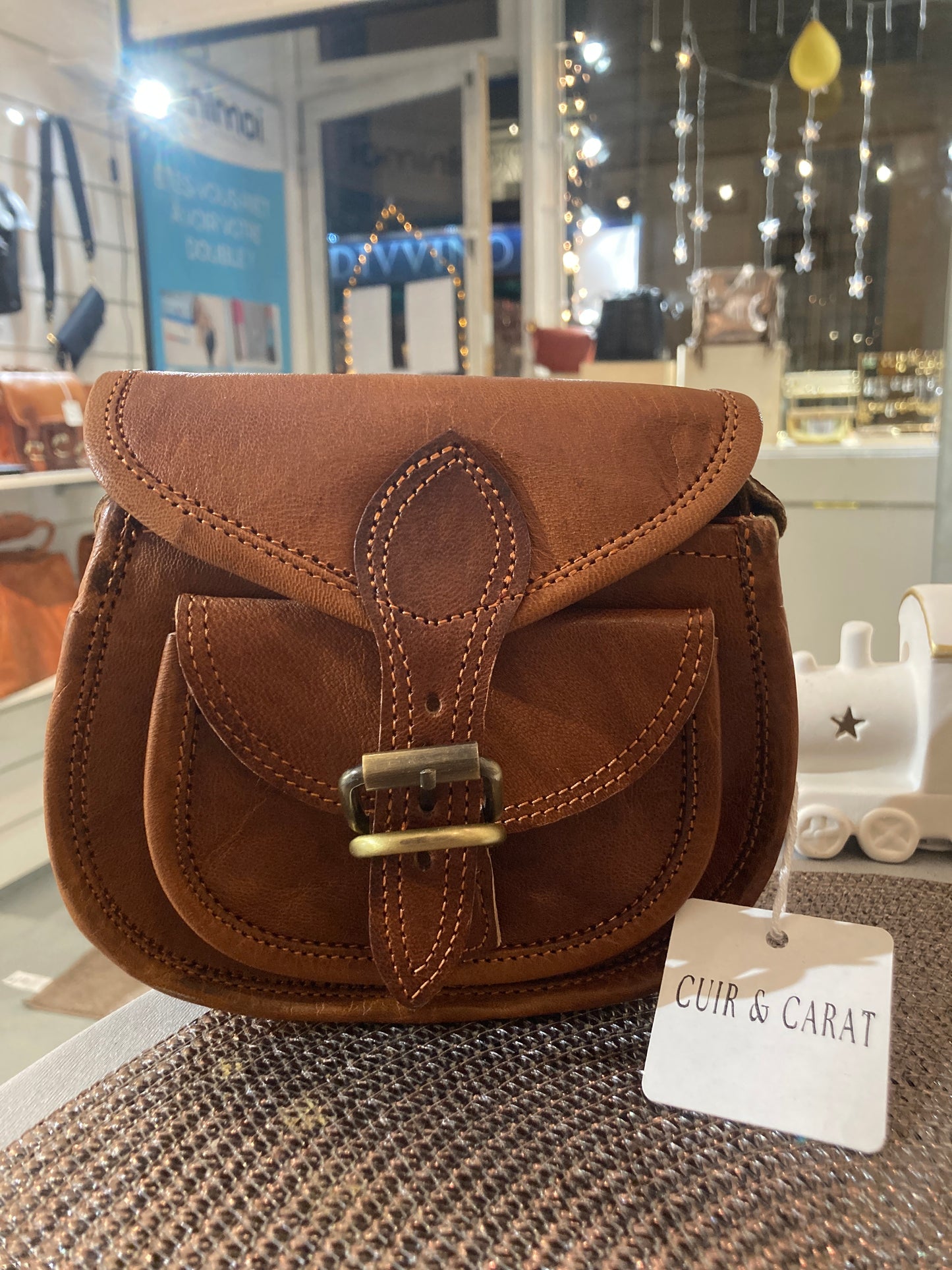 Sac bandoulière en cuir de chèvre – Élégance et finesse artisanale.