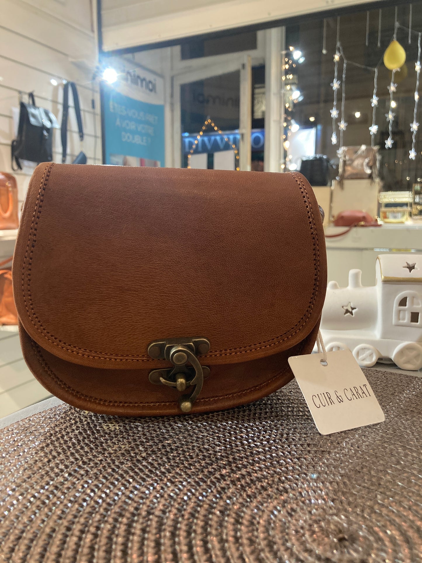 Sac bandoulière en cuir de chèvre – Élégance et qualité artisanale.