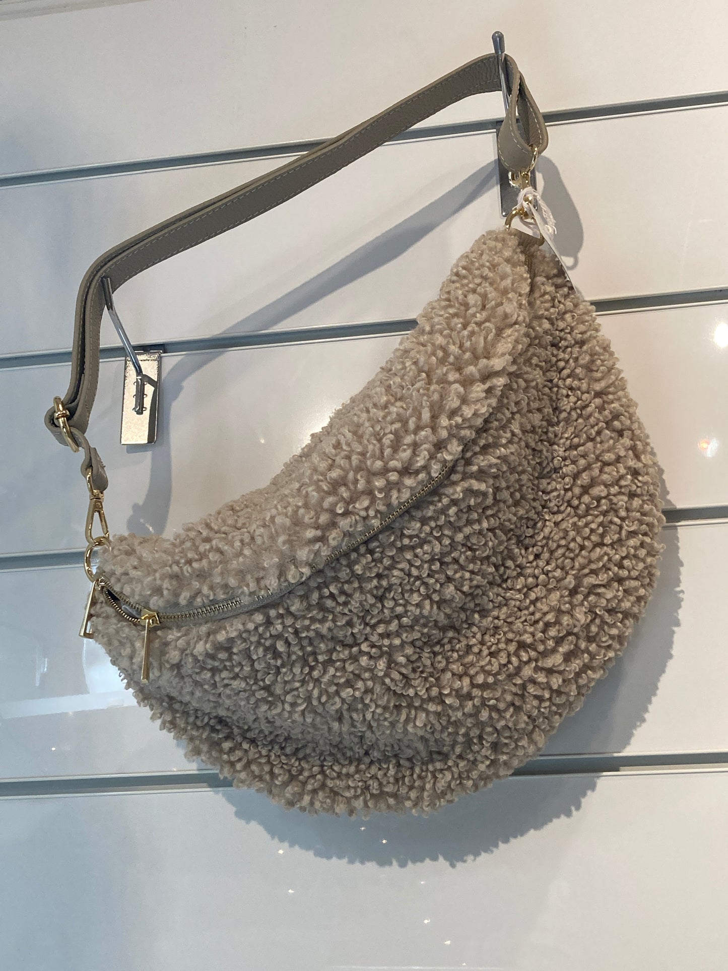 Sac banane en moumoute et cuir – Tendance et pratique.